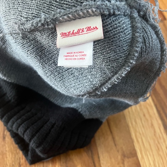 Brooklyn Nets Mitchell & Ness NBA Basketball Team Logo Pom Pom Knit Hat Beanie - Picture 4 of 5